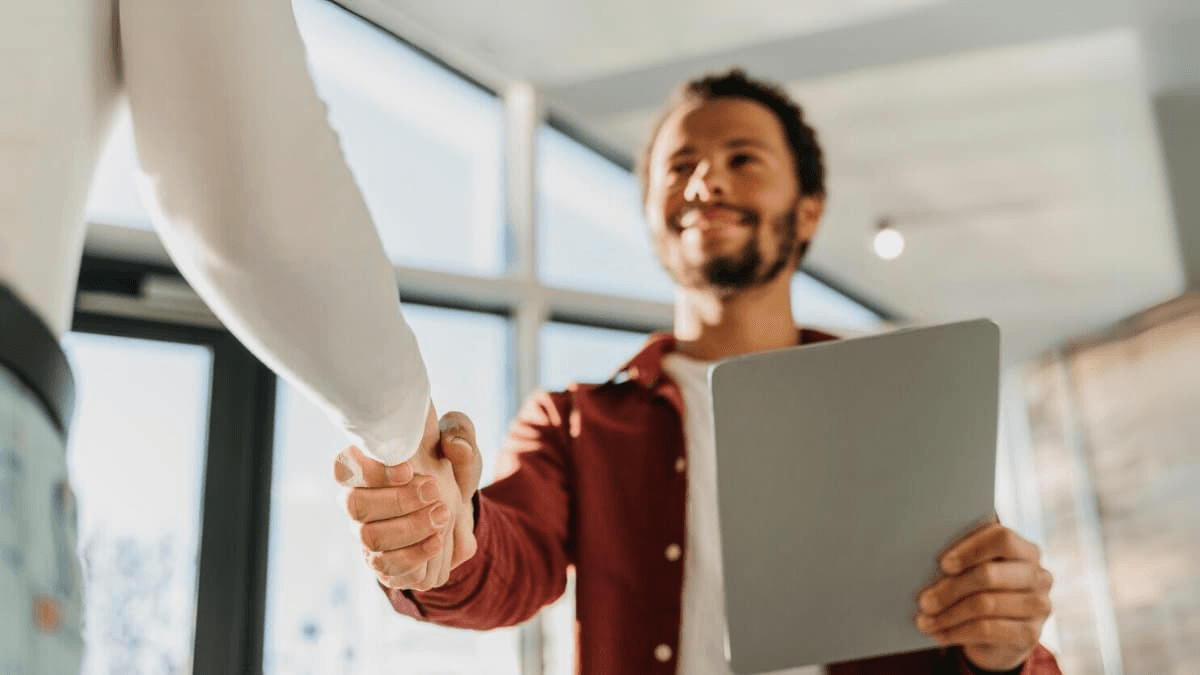 Cliente fechando negócio com a CredFácil Sacramento